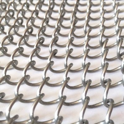 Metalen draperies zijn een perfecte oplossing voor zowel residentiële als commerciële ruimtes.