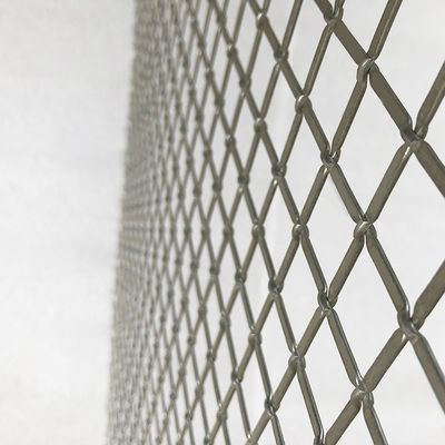 Metalen gaas inzet voor moderne kastdeuren die esthetische aantrekkingskracht combineren met functionele ventilatie in opslagruimten