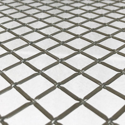 Metalen gaas inzet voor moderne kastdeuren die esthetische aantrekkingskracht combineren met functionele ventilatie in opslagruimten