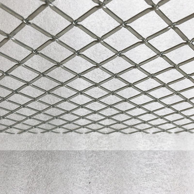 Metalen gaas inzet voor moderne kastdeuren die esthetische aantrekkingskracht combineren met functionele ventilatie in opslagruimten