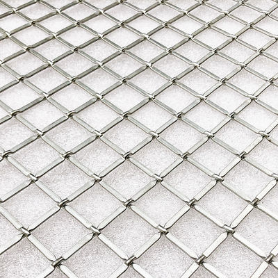 Metalen gaas inzet voor moderne kastdeuren die esthetische aantrekkingskracht combineren met functionele ventilatie in opslagruimten
