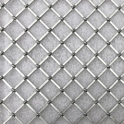 Metalen gaas inzet voor moderne kastdeuren die esthetische aantrekkingskracht combineren met functionele ventilatie in opslagruimten