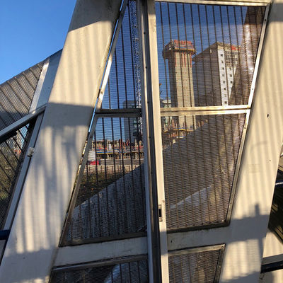 Grijzige geweven staalpanelen met anodiserende behandeling verbeteren de architectuur