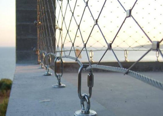 de Hand van 7x7 Antifire - geweven Mesh Steel Rope Fence 60x60mm voor Tredetraliewerk